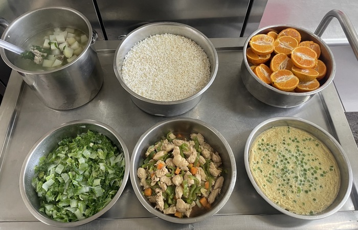 午餐：(營養糙米飯)、醬爆雞丁、豌豆蒸蛋、季節時蔬、結頭菜排骨湯、四季水果
