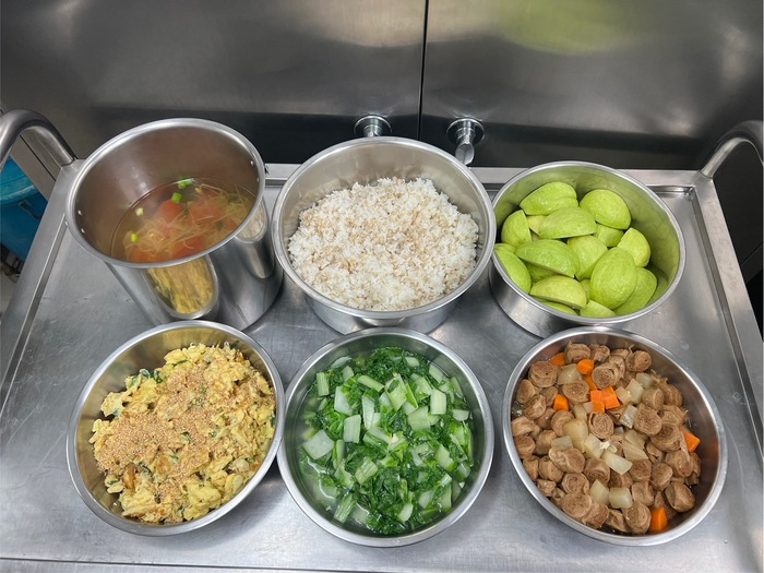 午餐：(高纖麥片飯)、蘿蔔滷麵輪、芝麻甜蔥煎蛋、季節時蔬、蕃茄黃芽湯、四季水果