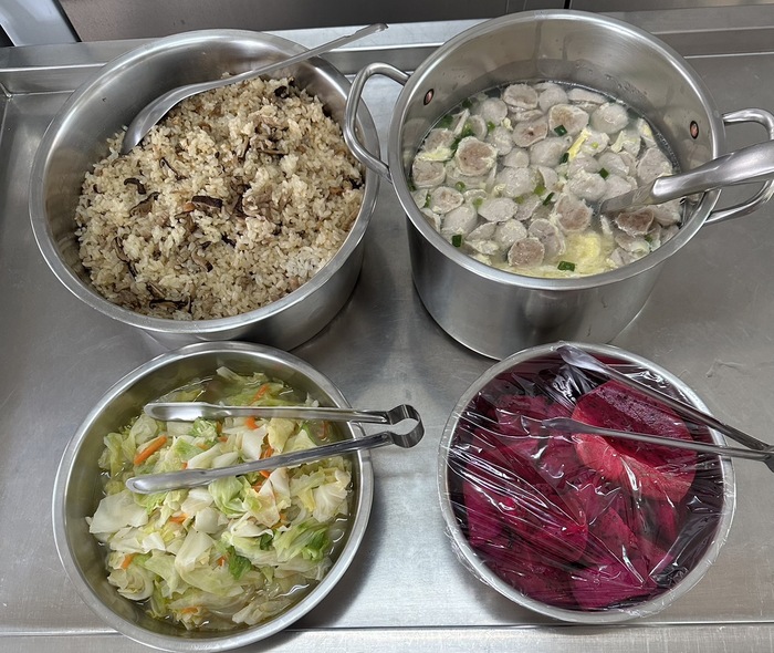 午餐：香菇油飯、高麗菜、貢丸蛋花湯、四季水果