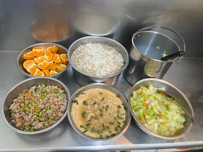午餐：(小薏仁飯)、豆仔肉茸、干貝蒸蛋、季節時蔬、黃金蜆湯、四季水果
