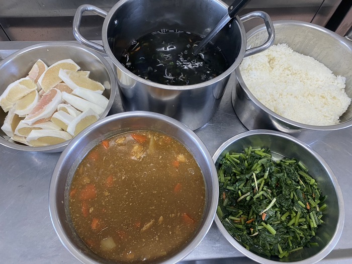 午餐：咖哩洋芋雞肉飯、季節時蔬、紫菜銀魚湯、四季水果2024/08/21