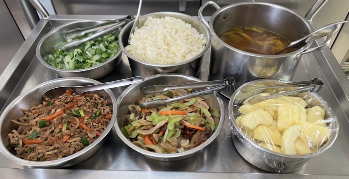 午餐：(健康小米飯)、京醬肉絲、芹香甜不辣、季節時蔬、金針排骨湯、四季水果