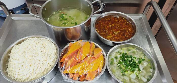 午餐：家常肉燥拌拌麵、季節時蔬、綜合蔬菜湯、四季水果