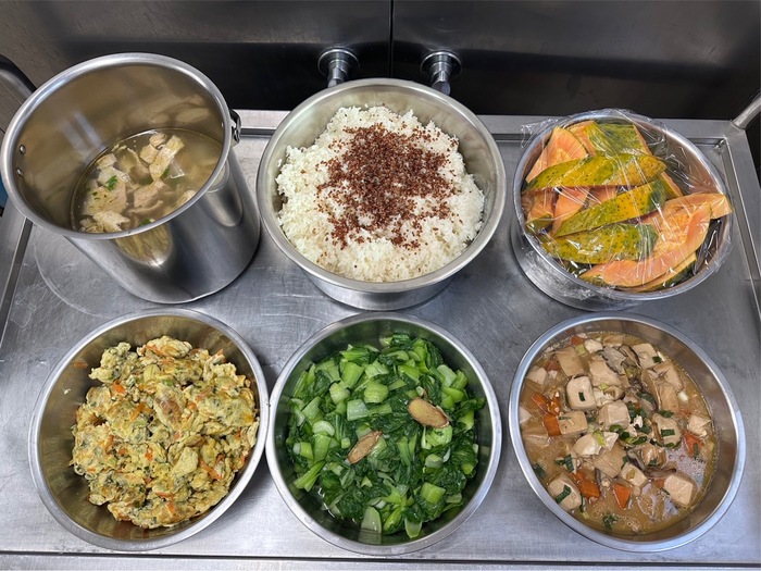 午餐：★(紅藜飯)、紅燒豆腐、芹粒煎蛋、季節時蔬、香根蘿蔔湯、四季水果