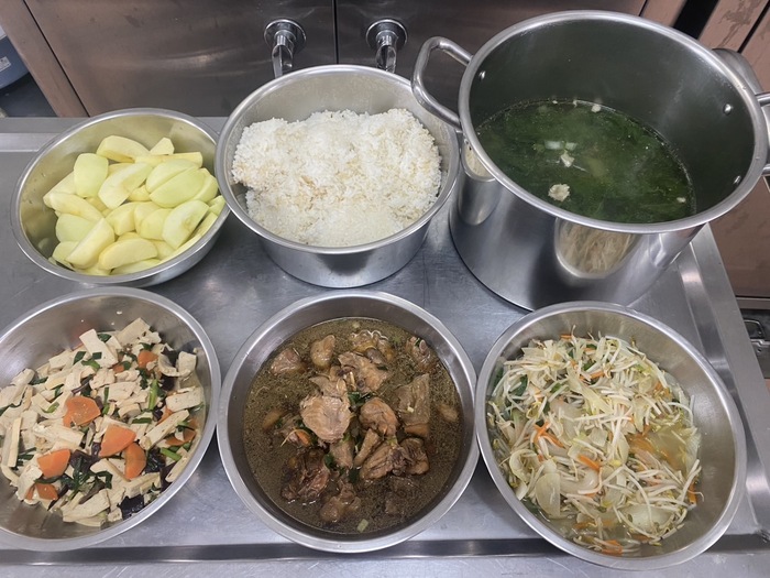 午餐：(營養糙米飯)、五香滷雞、韭香什錦、季節時蔬、蔬菜肉片湯、四季水果2024/12/25