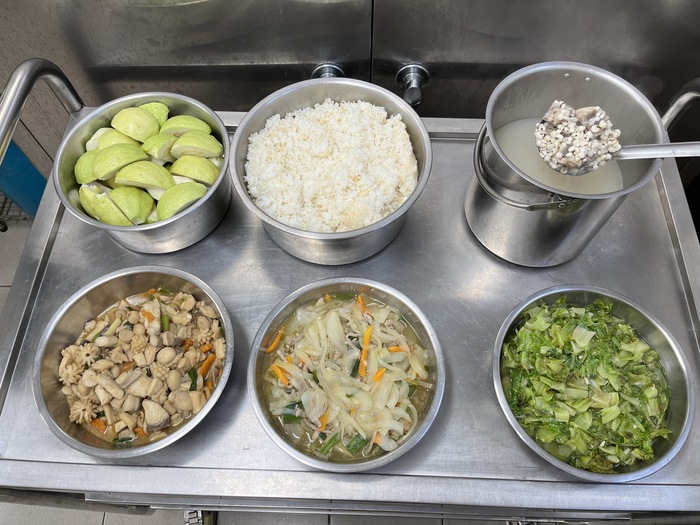 午餐：(營養糙米飯)、三杯海鮮、洋蔥燜肉絲、季節時蔬、薏仁排骨湯、四季水果