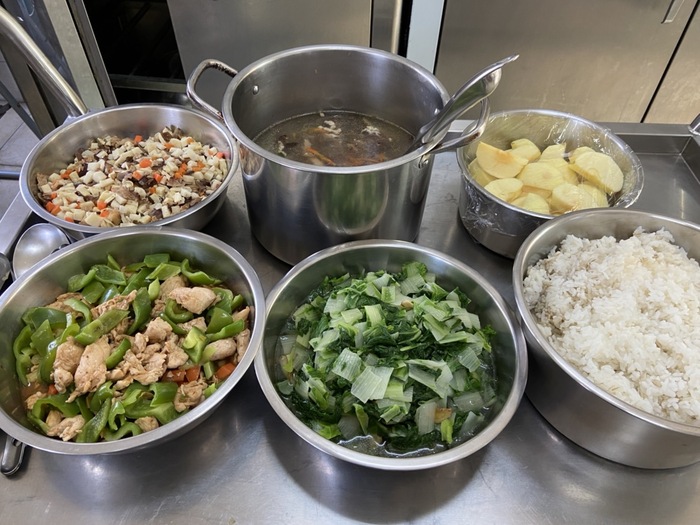 午餐：(小薏仁飯)、豆瓣炒雞、開陽鮮筍、季節時蔬、木須肉絲湯、四季水果