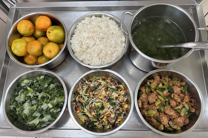 午餐：(營養糙米飯)、豆瓣雞、合菜蛋絲、季節時蔬、海菜銀魚湯、四季水果