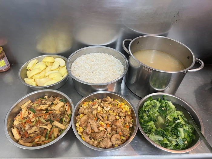 午餐：(營養糙米飯)、腰果燴雞丁、客家小炒、季節時蔬、豆薯排骨湯、四季水果