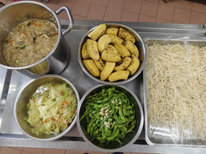午餐：DIY魚羹麵、蒜香毛豆莢、季節時蔬、四季水果