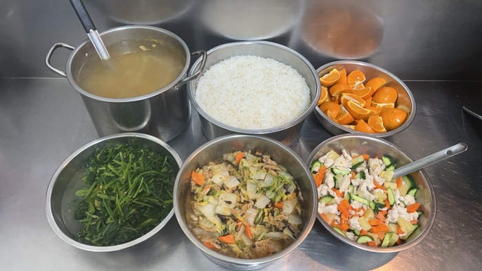 午餐：(營養糙米飯)、果蔬雞丁、白菜滷、季節時蔬、鮮採菇菇湯、四季水果