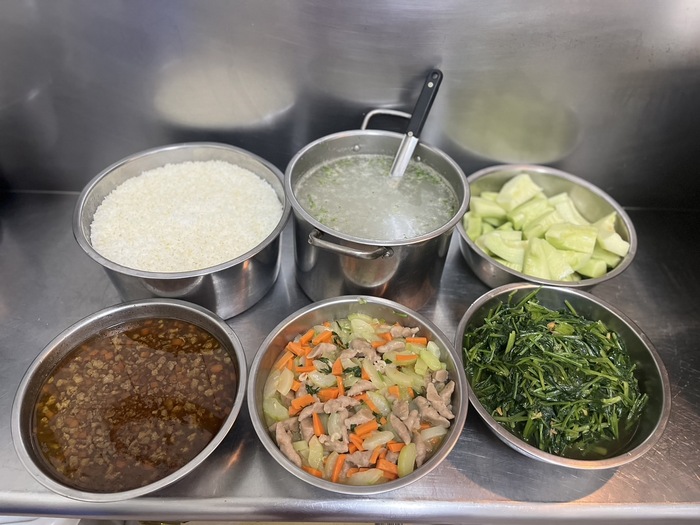 午餐：(健康小米飯)、香香肉燥、大瓜燴炒、季節時蔬、芹香洋芋湯、四季水果