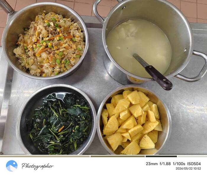 午餐：什錦炒糙米飯、季節時蔬、竹筍排骨湯、四季水果