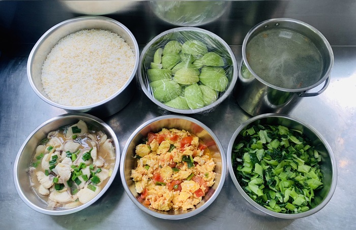 午餐：營養糙米飯、蔥炒魚片、蕃茄炒蛋、季節時蔬、冬瓜大骨湯、四季水果