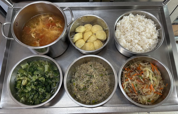 午餐：(營養糙米飯)、炒吻仔魚、洋蔥燜肉絲、季節時蔬、蕃茄蛋花湯、四季水果2024/10/25