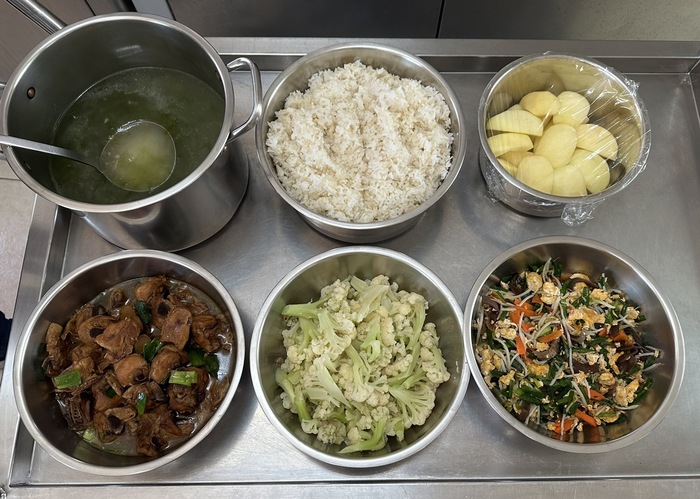午餐：(營養糙米飯)、醬燒雞、合菜蛋絲、季節時蔬、海菜銀魚湯、四季水果2024/11/29