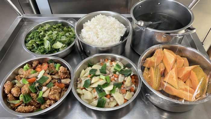 午餐：營養糙米飯、塔香雞柳、肉茸燒洋芋、季節時蔬、薑絲紫菜湯、四季水果