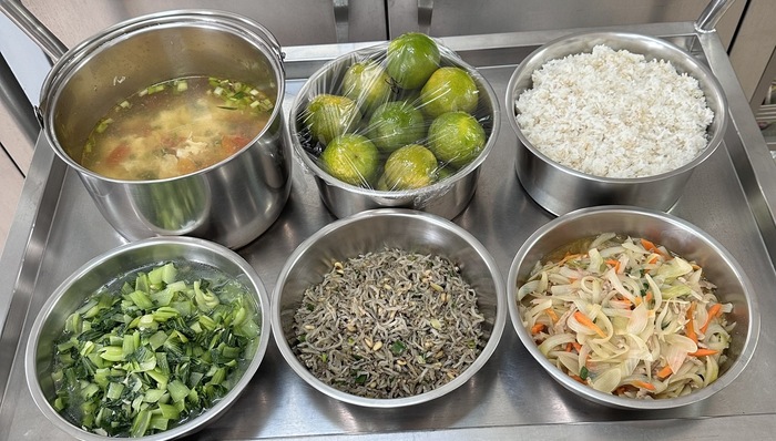 午餐：(高纖麥片飯)、松子炒吻仔魚、洋蔥燜肉絲、季節時蔬、蕃茄蛋花湯、四季水果