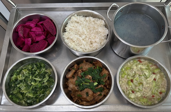午餐：(營養糙米飯)、紅燒豬排、絲瓜燴金菇、季節時蔬、黃金蜆湯、四季水果