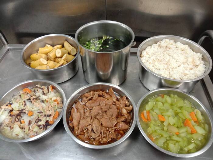 午餐：(高纖麥片飯)、古早味豬排、白菜滷、季節時蔬、蔥香海芽湯、四季水果