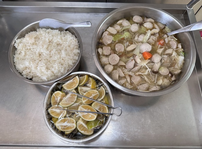 午餐：(營養糙米飯)、麻油雞鍋、貢丸、雙菇、高麗菜、四季水果