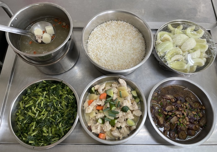 午餐：(營養糙米飯)、果蔬腰果雞丁、蒜香肉末茄子煲、季節時蔬、山藥排骨湯、四季水果2024/9/3