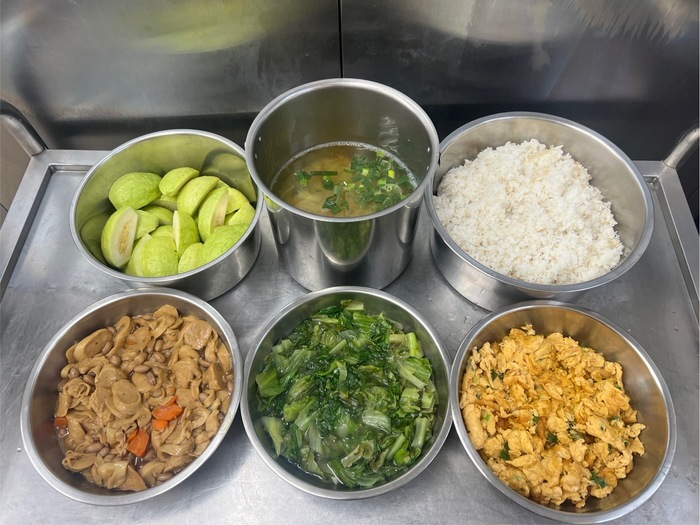 午餐：(高纖麥片飯)、花生滷麵腸、蔥花蛋、季節時蔬、鮮採菇菇湯、四季水果2025/01/20