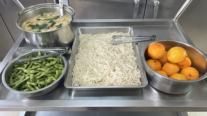 午餐：大滷麵、蒜香毛豆莢、季節時蔬、四季水果