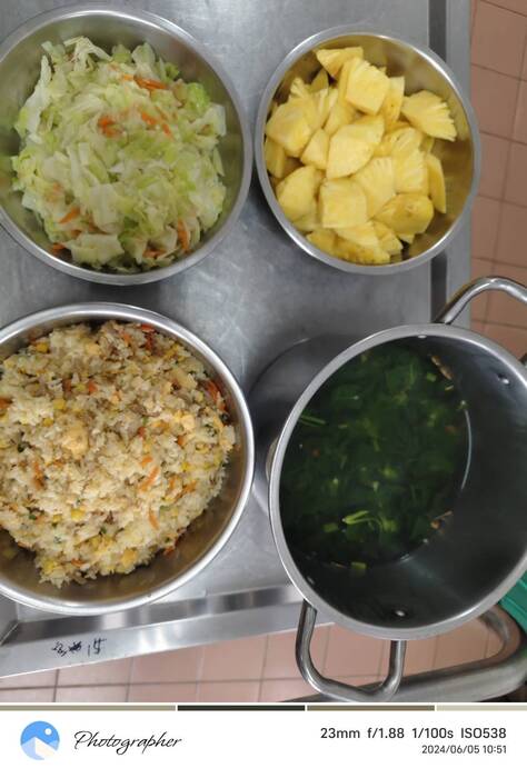 午餐：夏威夷炒糙米飯、季節時蔬、魚干蔬菜湯、四季水果