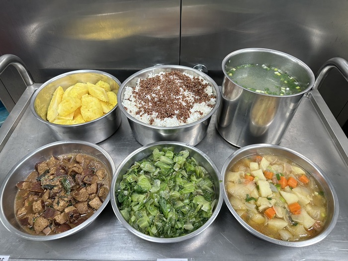 午餐：(紅藜飯)、塔香大黑干、洋蔥紅蘿燉馬鈴薯、季節時蔬、紫菜蛋花湯、四季水果