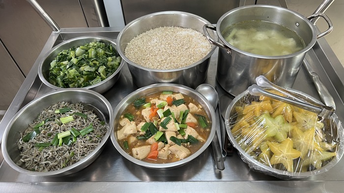 午餐：高纖麥片飯、香炒吻仔魚、紹子豆腐、季節時蔬、健康花菜湯、四季水果