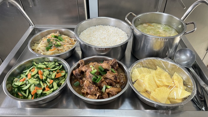 午餐：(營養糙米飯)、薑汁燒雞、洋蔥燴肉絲、季節時蔬、高麗菜腐皮湯、四季水果