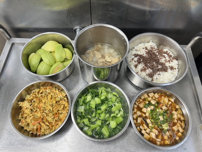 午餐：(紅藜飯)、家常豆腐煲、芹粒煎蛋、季節時蔬、清香蘿蔔湯、四季水果2025/01/13