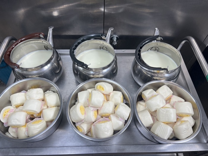 早點：銀絲捲+牛奶