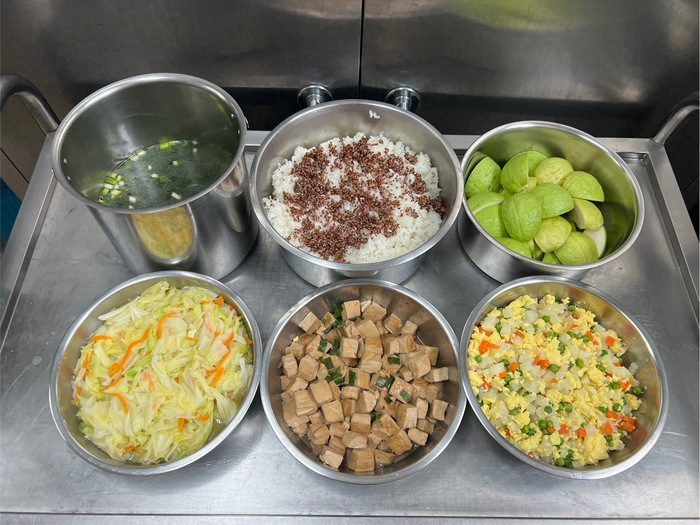 午餐：(紅藜飯)、蔥爆豆干、豆薯豌豆燴蛋、季節時蔬、薑絲海芽湯、四季水果