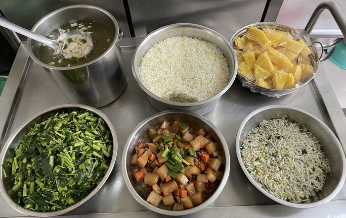 午餐：(健康小米飯)、香炒松子吻仔魚、蘿蔔肉末滷、季節時蔬、金菇肉絲湯、四季水果