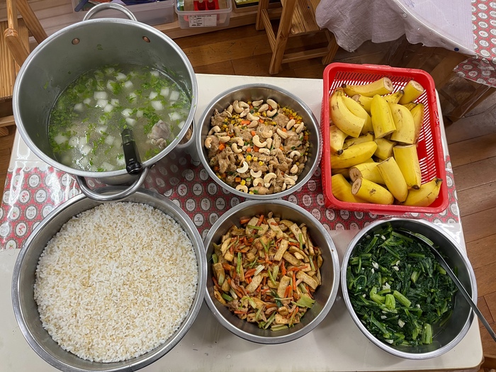 午餐：(營養糙米飯)、腰果燴雞丁、客家小炒、季節時蔬、結頭菜大骨湯、四季水果