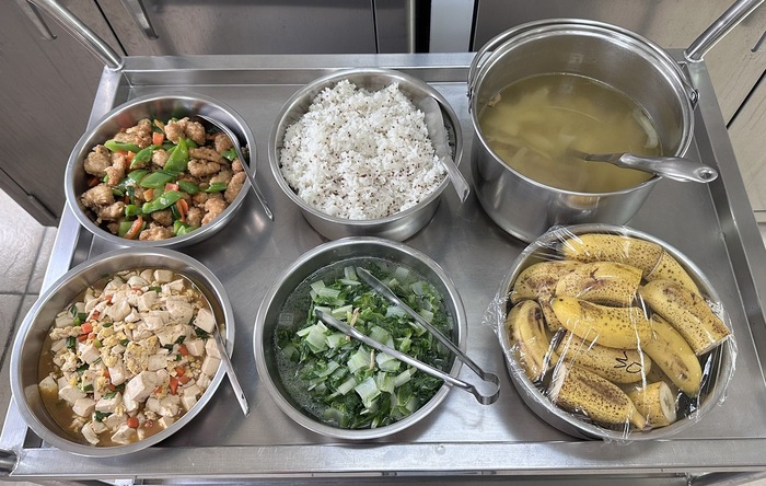 午餐：(紅藜飯)、醬爆雞丁、雞蛋煲豆腐、季節時蔬、鮮採竹筍湯、四季水果