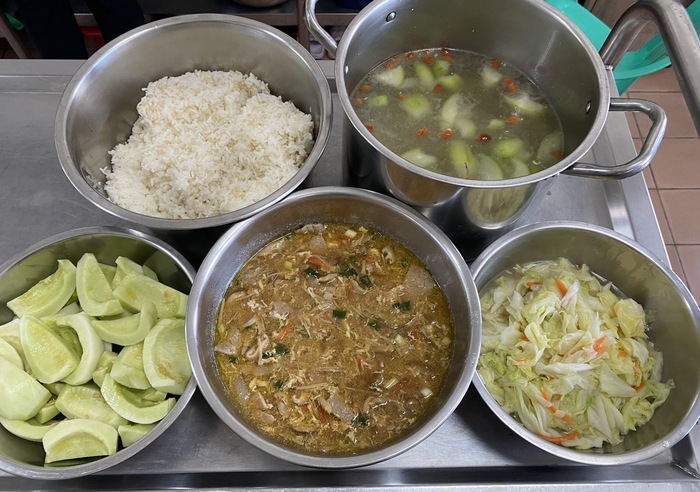 午餐：豬肉壽喜燒糙米丼飯、季節時蔬、甘杞絲瓜湯、四季水果
