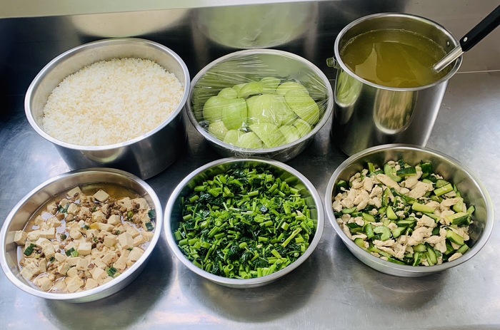 午餐：(營養糙米飯)、鹽水小瓜雞絲、蔭豉肉末豆腐、季節時蔬、南瓜排骨湯、四季水果