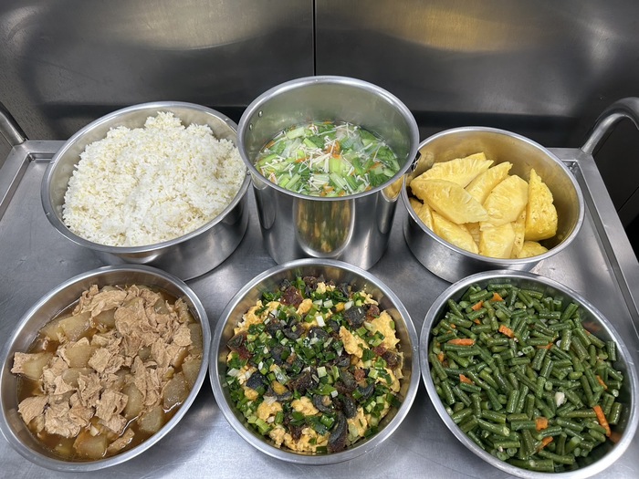 午餐：(健康小米飯)、豆皮燜冬瓜、三色炒蛋、季節時蔬、味噌蔬菜湯、四季水果