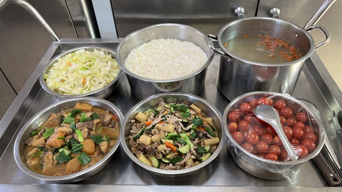 午餐：(營養糙米飯)、蔭鳳梨蒸魚、彩蔬炒肉絲、季節時蔬、山藥排骨湯、四季水果