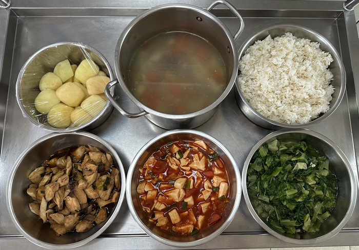 午餐：(營養糙米飯)、薑汁魚片、蕃茄燴豆腐、季節時蔬、玉筍山藥排骨湯、四季水果2024/11/8