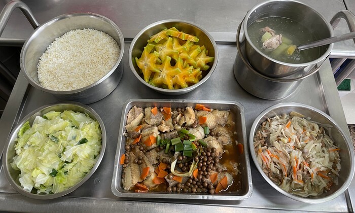 午餐：(營養糙米飯)、樹子蒸魚、三絲燴肉絲、季節時蔬、黃瓜排骨湯、四季水果