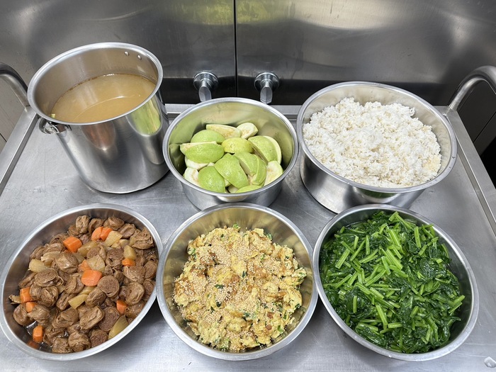 午餐：高纖麥片飯、蘿蔔滷麵輪、芝麻甜蔥煎蛋、季節時蔬、蕃茄黃芽湯、四季水果