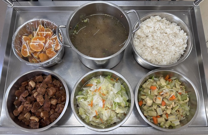 午餐：(營養糙米飯)、冰糖焢肉、綠蔬玉筍腰果、季節時蔬、三絲湯、四季水果