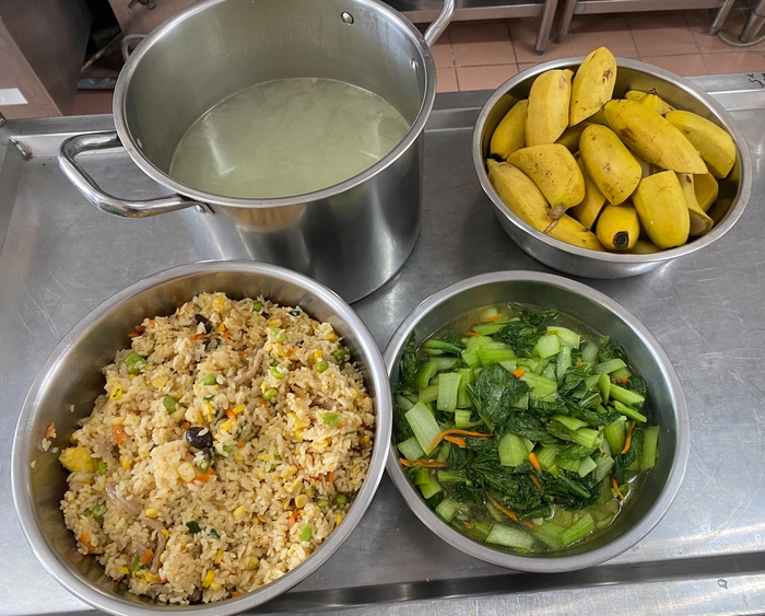 午餐：什錦炒糙米飯、季節時蔬、四季水果