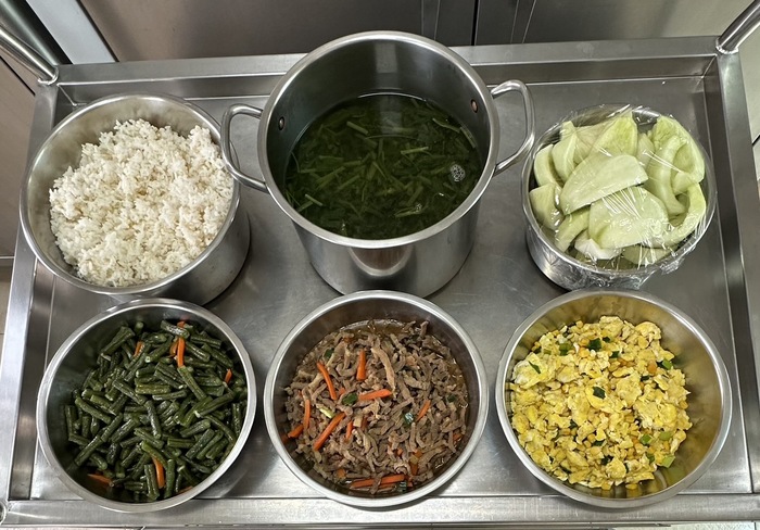 午餐：(高纖麥片飯)、京醬肉絲、玉米燴蛋、季節時蔬、丁香蔬菜湯、四季水果