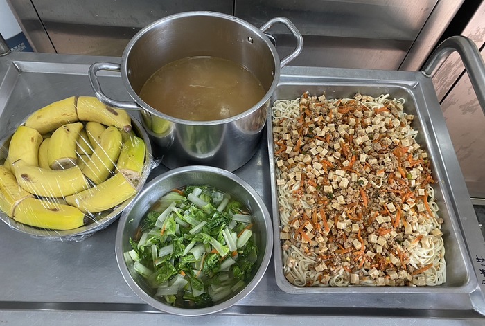 午餐：炸醬麵、季節時蔬、蕃茄豆腐湯、四季水果