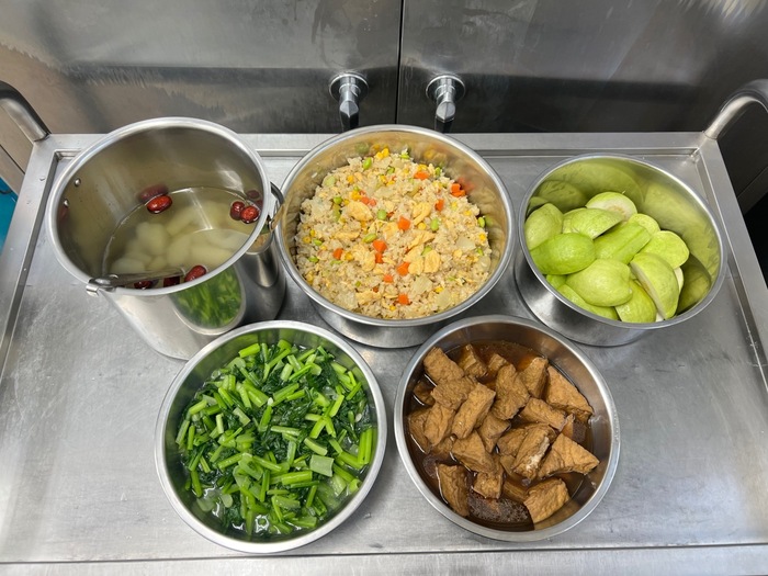 午餐：羅漢炒飯、滷油腐、季節時蔬、紅棗冬瓜湯、四季水果2024/12/2